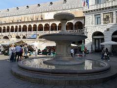 Piazza delle erbe e della frutta 03