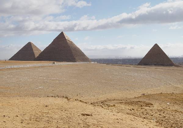 Autour des pyramides