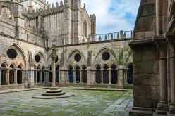 Cathédrale La Sé et le cloître 16